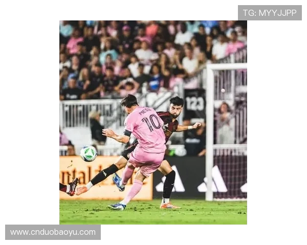 拥抱梅西、敲 C 罗房门:足坛粉丝的疯狂行为大起底